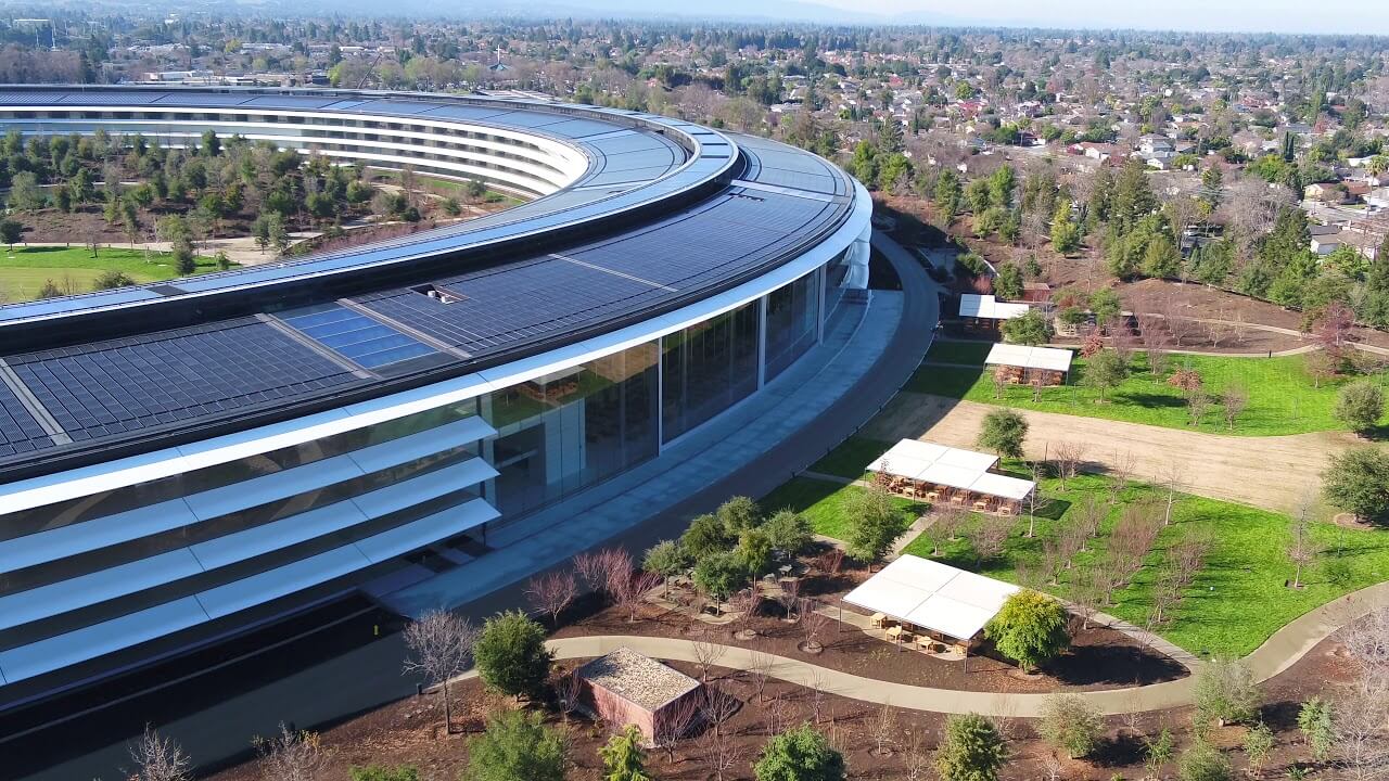 Nuevas oficinas centrales de apple con el techo cubierto de paneles solares