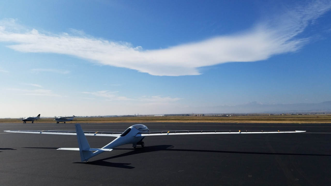Uno de los primeros aviones movidos por energía solar, completó su primer vuelo exitosamente
